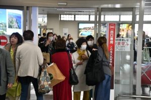 到着ロビーには再会を喜ぶ声が響いていた＝12日、宮古空港