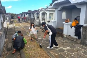 旧十六日祭に向け墓を清掃する市民＝11日、袖山墓地公園