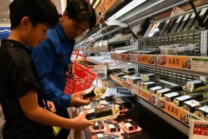 恵方巻きを選ぶ親子連れ＝１日、マックスバリュ宮古西里店