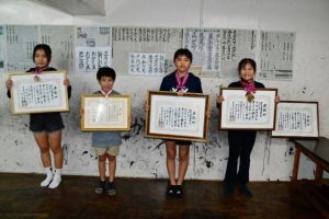 条幅の部大賞の中村さん（右）ら特別賞を受賞した皆さん＝３日、伊良部仲地の福島書道教室