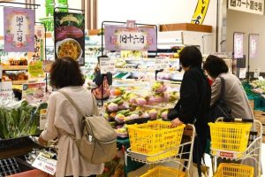 旧十六日祭の準備をする買い物客でにぎわう店舗＝12日、サンエー宮古島シティ