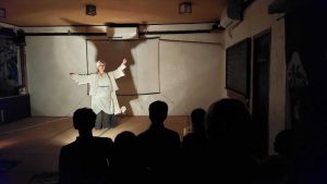 上映会では今在家さんの演舞も披露された＝17日、下地洲鎌の島ごはん「あったかや」