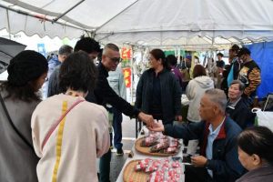 農産物や食品などが販売された＝15日、マックスバリュ宮古南店駐車場