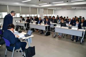 市当局が25年度予算案などを説明した=25日、市役所