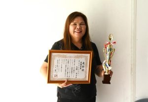 タクシーマナーアップコンテストで最優秀賞に輝いた矢野さん＝28日、まるちく