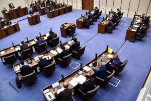 47議案を提案して開会した市議会３月定例会＝27日、市議会議場