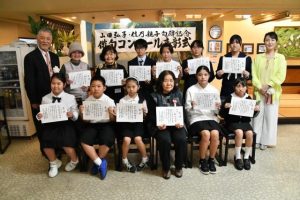 俳句コンクールに入賞した皆さん＝23日、レストランのむら