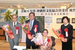 県文化協会賞を受賞した（右から）新城さん、塩川さん、與那覇さん、仲宗根さん＝22日、レストランのむら