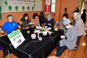 ぶーんみ体験に挑戦する来場者ら＝８日、市歴史文化資料館