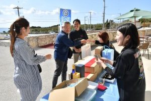 限定販売の伊良部島セットを買い求める男性ら＝11日、いらぶ大橋海の駅