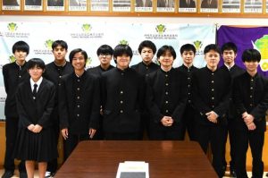 資格試験・検定に合格した生徒たち＝７日、宮古工業高校