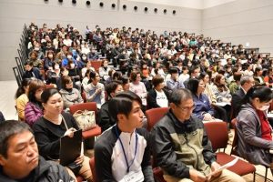 宮口氏の講演に聞き入る教職員ら＝20日、市未来創造センター