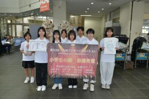 最優秀賞を受賞し帰島した南小金管クラブのメンバー=9日、宮古空港