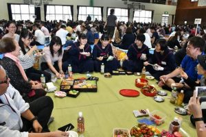 家族らと会話を楽しみながら応援弁当を頬張る受験生たち＝２０１９年３月、宮古高校体育館