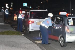 昨年の事故件数は３０６６件で前年比５６６件増加。飲酒運転は79件で前年を９件上回った（写真は宮古島署による自動車検問の様子）＝資料