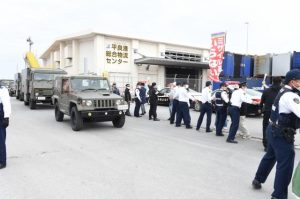 車列を作り宮古島駐屯地へ向かう電子戦装置を積んだ車両＝26日、平良港