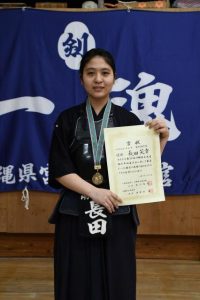 県立武道館少年剣道大会中学１年女子の部で優勝した長田さん＝20日、宮古南修館