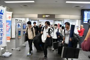 宮古島大学駅伝ワイドー・ズミ２０２５に出場する各大学の選手たちがロビーに姿を表した＝７日、宮古空港