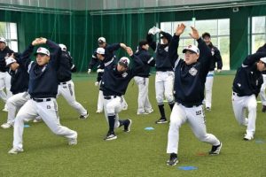 ウオーミングアップで体を温める選手ら＝８日、伊良部屋外運動場