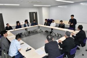 意見交換会であいさつする立山部長（右）＝18日、市役所