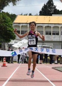 ガッツポーズでゴールテープを切る国学院の鎌田選手=9日、市陸上競技場