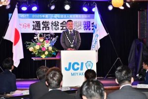 総会でJC活動への決意を示す比嘉理事長=8日、市内の飲食店
