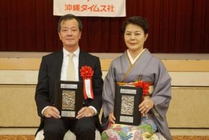 芸術選賞で大賞を受賞した古波蔵さん（右）と、おおしろさん（左）＝15日、那覇市のパシフィックホテル沖縄