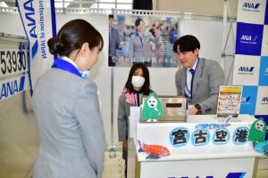 グランドスタッフから仕事内容を教えてもらう子ども＝８日、ＪＴＡドーム宮古島