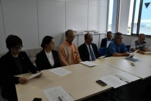 記者会見で嘉数市長の姿勢を批判する市議会野党議員ら＝11日、市役所