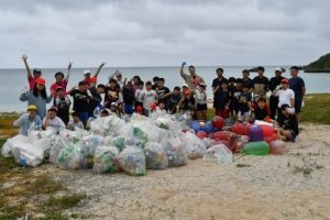わずか１時間で大量の漂着ごみを回収した児童たち＝３日、真謝海岸