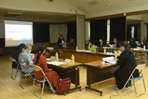 人口動態調査で管内の死因などについて説明があり、意見交換が行われた＝５日、宮古保健所