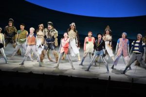 カーテンコールで登場した出演者たち＝10日、マティダ市民劇場