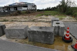 男性の土地は違反転用部分のアスファルトをはぎ取りトンブロックで囲われている=平良松原