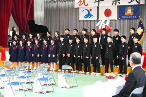 卒業生の歌「桜色」を卒業生全員で合唱した=7日、上野中体育館
