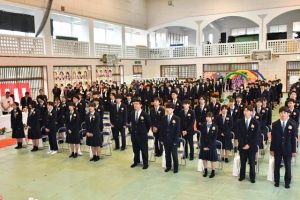 それぞれの思いを込めて校歌を斉唱する卒業生ら=7日、城東中体育館