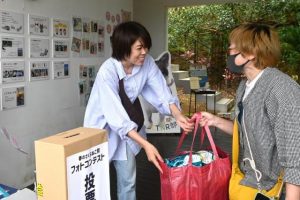 訪れた人からはキャットフードやペットシーツなどの寄付もあった宮古島春のさくらねこ祭＝８日、下地川満のまたたびや