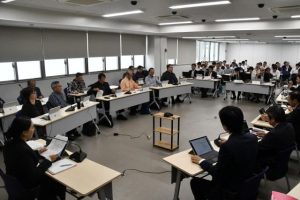 ２０２５年度一般会計予算を審査した予算決算委員会＝５日、市役所・全員協議会室