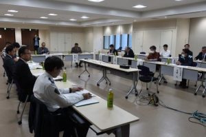市役所周辺まちづくり基本構想の実現に向けて話し合う委員たち=7日、市役所