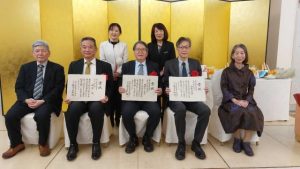 受賞者と審査員の皆さん。（右から）もりおさん、向井田さん、国梓さん、時津さん、大城さん＝８日、ホテルアトールエメラルド宮古島