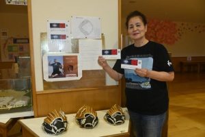 チケットはカラーコピーし、大谷グローブと共に展示した＝15日、伊良部島小中学校