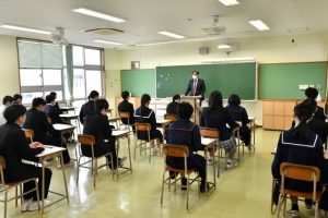 問題用紙が配られ試験開始を待つ生徒たち＝４日、宮古高校