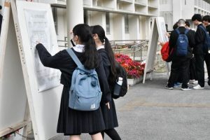 試験会場を下見に訪れた受験生ら＝３日、宮古高校