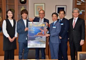嘉数市長（左から（３人目）を劇団四季の関係者らが表敬訪問し、作品の魅力をＰＲした＝７日、市役所