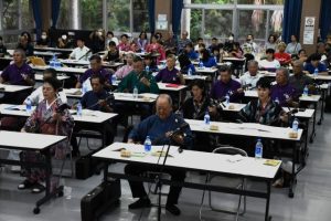 約100人の会員で三線を演奏した宮古民謡協会=4日、西原公民館