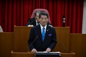 2025年度の村政運営について所信を表明する伊良皆村長=11日、村議会議場