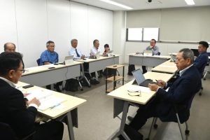 てぃだの郷に対する訴えの提起などの議案を原案通り可決した経済工務委員会＝11日、市議会委員会室