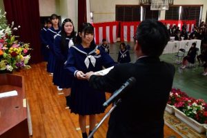 松原校長から卒業証書を受け取る卒業生＝１日、宮古高校