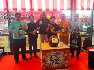 各泡盛酒造所が「泡盛合わせ儀」を行った宮古島泡盛まつり＝８日、島の駅みやこ