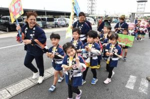 「火の用心」を呼び掛けながらパレードをする園児たち＝７日、市役所周辺