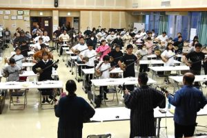 宮古民謡保存協会の会員らが一斉に三線の演奏を行った=4日、久松公民館